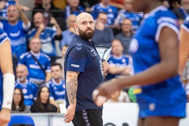 Konstantin Bitter Coach Allianz MTV Stuttgart critical view GER, Allianz MTV Stuttgart vs Dresdner SC Volleyball Bundesliga, VBL, Season 2024 2025, 02 11 2024 GER, Allianz MTV Stuttgart vs Dresdner SC Volleyball Bundesliga, VBL, Season 2024 2025, 02 11 2024 Stuttgart Copyright: xSandyxDinkelackerx EP_SDR