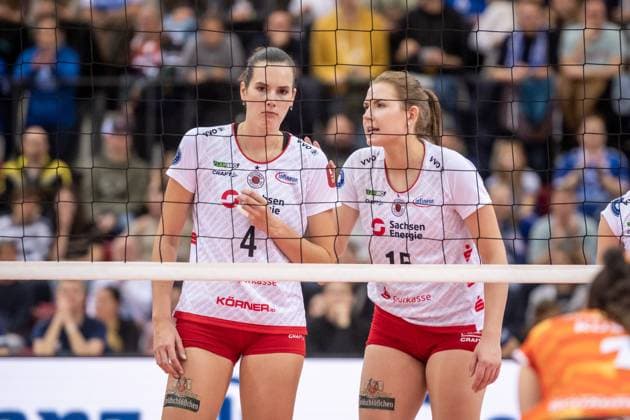 Nathalie Lemmens Dresdner SC, 04 and Marta Kamelija Levinska Dresdner SC, 15 Voting at the net GER, Allianz MTV Stuttgart vs Dresdner SC Volleyball Bundesliga, VBL, 2024 2025 season, 02 11 2024 GER, Allianz MTV Stuttgart vs Dresdner SC Volleyball Bundesliga, VBL, 2024 2025 season, 02 11 2024 Stuttgart Copyright: xSandyxDinkelackerx EP_SDR