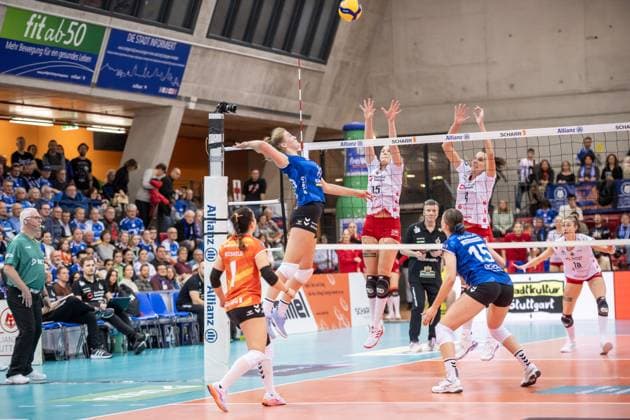 Jolien Knollema Allianz MTV Stuttgart, 10 against Dresdner Block from Marta Kamelija Levinska Dresdner SC, 15 and Nathalie Lemmens Dresdner SC, 04 GER, Allianz MTV Stuttgart vs Dresdner SC Volleyball Bundesliga, VBL, 2024 2025 season, 02 11 2024 GER, Allianz MTV Stuttgart vs Dresdner SC Volleyball Bundesliga, VBL, 2024 2025 season, 02 11 2024 Stuttgart Copyright: xSandyxDinkelackerx EP_SDR