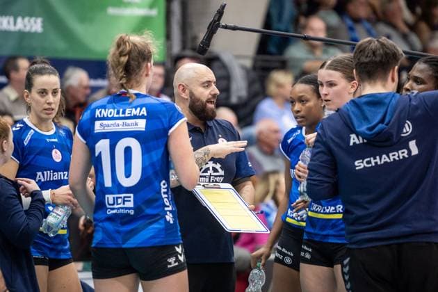 Konstantin Bitter Coach Allianz MTV Stuttgart Address to the team, Time-out GER, Allianz MTV Stuttgart vs Dresdner SC Volleyball Bundesliga, VBL, Season 2024 2025, 02 11 2024 GER, Allianz MTV Stuttgart vs Dresdner SC Volleyball Bundesliga, VBL, Season 2024 2025, 02 11 2024 Stuttgart Copyright: xSandyxDinkelackerx EP_SDR