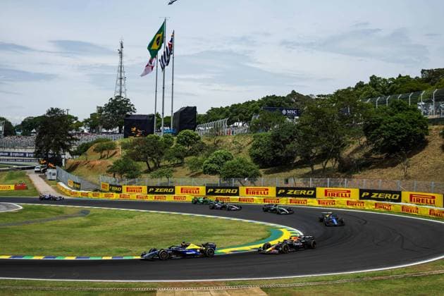 23 ALBON Alexander (tha), Williams Racing FW45, 11 PEREZ Sergio (mex), Red Bull Racing RB20, action during the Formula 1 Grande Premio de Sao Paulo 2024, 21th round of the 2024 Formula One World Championship, WM, Weltmeisterschaft from November 1 to 3, 2024 on the Interlagos Circuit, in Sao Paulo, Brazil - F1 - SAO PAULO GRAND PRIX 2024 DPPI Panoramic 241102_R21_BRASILE_DP_FGDN9030