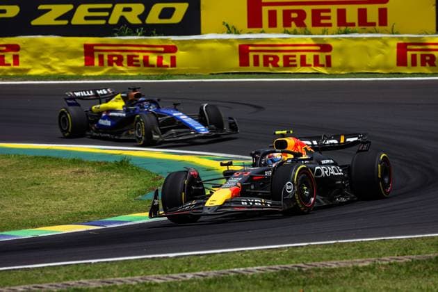 Sport Bilder des Tages 11 PEREZ Sergio (mex), Red Bull Racing RB20, 23 ALBON Alexander (tha), Williams Racing FW45, action during the Formula 1 Grande Premio de Sao Paulo 2024, 21th round of the 2024 Formula One World Championship, WM, Weltmeisterschaft from November 1 to 3, 2024 on the Interlagos Circuit, in Sao Paulo, Brazil - F1 - SAO PAULO GRAND PRIX 2024 DPPI Panoramic 241102_R21_BRASILE_DP_FG006202