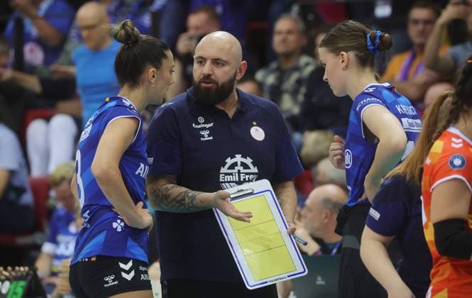 Stuttgart , Volleyball Bundesliga Women, Allianz MTV Stuttgart vs Dresdner SC , from left Milana Bozic Coach Konstantin Bitter Charlotte Krenicky Stgt