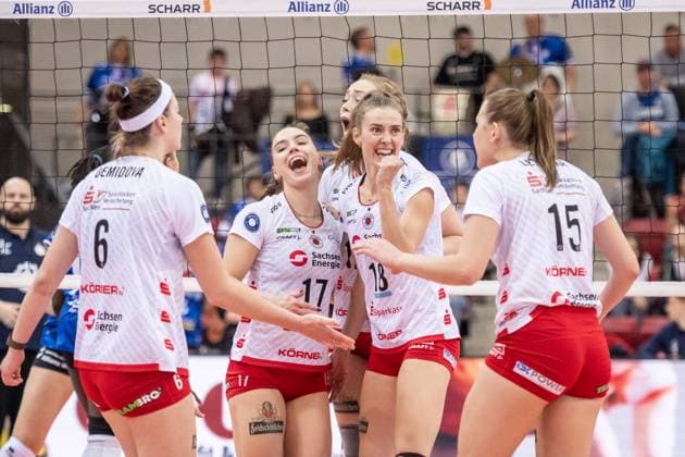 Lorena Lorber Fijok Dresdner SC, 17 , Emma Scarlett Clothier Dresdner SC, 16 and Sarah Straube Dresdner SC, 18 in the middle Joy, cheering with team GER, Allianz MTV Stuttgart vs Dresdner SC Volleyball Bundesliga, VBL, season 2024 2025, 02 11 2024 GER, Allianz MTV Stuttgart vs Dresdner SC Volleyball Bundesliga, VBL, season 2024 2025, 02 11 2024 Stuttgart Copyright: xSandyxDinkelackerx EP_SDR