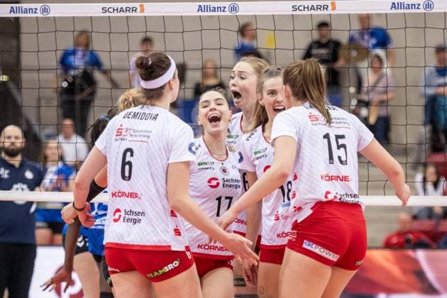 Victoria Demidova Dresdner SC, 06 , left , Lorena Lorber Fijok Dresdner SC, 17 , Emma Scarlett Clothier Dresdner SC, 16 , center and Sarah Straube Dresdner SC, 18 Marta Kamelija Levinska Dresdner SC, 15 joy, jubilation with team GER, Allianz MTV Stuttgart vs Dresdner SC Volleyball Bundesliga, VBL, 2024 2025 season, 02 11 2024 GER, Allianz MTV Stuttgart vs Dresdner SC Volleyball Bundesliga, VBL, 2024 2025 season, 02 11 2024 Stuttgart Copyright: xSandyxDinkelackerx EP_SDR