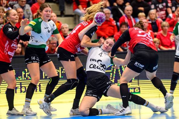 Bilder des Jahres 2024, Sport 11 November Sport Themen der Woche KW44 Sport Bilder des Tages Toni-Luisa Reinemann (RL, VfL Oldenburg, 4), Anika Niederwieser (Rueckraum, Thueringer HC, 14), Csenge Kuczora (Rueckraum, Thueringer HC, 59), Marie Steffen (KM, VfL Oldenburg, 14) (C). Rikke Hoffbeck Petersen (Aussen, Thueringer HC, 22) GER, Thueringen, Thueringer HC gegen VfL Oldenburg, 1. Handballbundesliga Frauen, 6. Spieltag, Saison 2024 2025, Samstag, 02.11.2024, 18.00 Uhr GER, Thueringen, Thueringer HC gegen VfL Oldenburg, 1. Handballbundesliga Frauen, 6. Spieltag, Saison 2024 2025, Samstag, 02.11.2024, 18.00 Uhr Bad Langensalza *** Toni Luisa Reinemann RL, VfL Oldenburg, 4 , Anika Niederwieser Rueckraum, Thueringer HC, 14 , Csenge Kuczora Rueckraum, Thueringer HC, 59 , Marie Steffen KM, VfL Oldenburg, 14 C Rikke Hoffbeck Petersen Aussen, Thueringer HC, 22 GER, Thuringia, Thueringer HC v VfL Oldenburg, 1 Handball Bundesliga Women, Matchday 6, Season 2024 2025, Saturday, 02 11 2024, 18 00 GER, Thuringia, Thueringer HC vs. VfL Oldenburg, 1 Handball Bundesliga Women, Matchday 6, Season 2024 2025, Saturday, 02 11 2024, 18 00 Bad Langensalza Copyright: xEibner-Pressefoto MartinxHerbstx EP_MHT