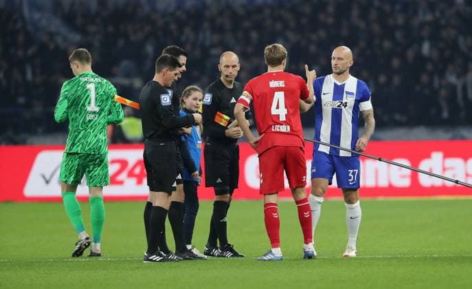 Timo Hübers and Toni Leistner at the side selection Sport Soccer Football DFL 2 Bundesliga Men 11 Matchday Season 2024 2025 02 11 2024 Hertha BSC Berlin vs 1 FC Köln DFL regulations prohibit any use of photographs as image sequences and or quasi video