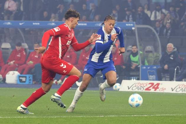 DEU, DFL, 2 FBL, Hertha BSC vs 1 FC Koeln, 02 11 2024, Berliner Olympiastadion, Berlin, DEU, DFL, 2 FBL, Hertha BSC vs 1 FC Koeln, im Bild Derry Scherhant Hertha BSC Berlin 39 , Julian Pauli 1 FC Koeln 24 DFL regulations prohibit any use of Photographs as image sequences and or quasi video Foto Juergen Engler nordphoto GmbH nordphotoxGmbHx xEngler nph00076