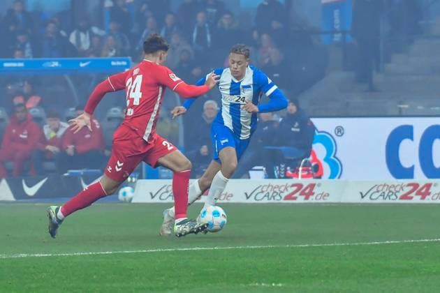 02 11 2024, xlakx, Fußball 2 Bundesliga, Hertha BSC Berlin 1 FC Köln emspor, v l Julian Pauli 1 FC Köln 24 ,Derry Scherhant Hertha BSC 39 ,Zweikampf, Duell, Kampf, tackle DFL DFB REGULATIONS PROHIBIT ANY USE OF PHOTOGRAPHS as IMAGE SEQUENCES and or QUASI VIDEO Daniel Lakomski Jan Huebner Berlin Daniel Lakomski