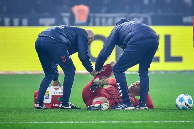 02 11 2024, xlakx, Soccer 2 Bundesliga, Hertha BSC Berlin 1 FC Köln emspor, v l Dominique Heintz 1 FC Köln 3 ,injured on the ground DFL DFB REGULATIONS PROHIBIT ANY USE OF PHOTOGRAPHS as IMAGE SEQUENCES and or QUASI VIDEO Daniel Lakomski Jan Huebner Berlin Daniel Lakomski