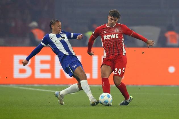 02 11 2024, xtgx, Fussball 2 Bundesliga, Hertha BSC Berlin 1 FC Köln emspor, v l Derry Scherhant Hertha BSC Berlin Julian Pauli 1 FC Köln, Koeln Zweikampf, Aktion, action, battle for the ball DFL DFB REGULATIONS PROHIBIT ANY USE OF PHOTOGRAPHS as IMAGE SEQUENCES and or QUASI VIDEO Berlin