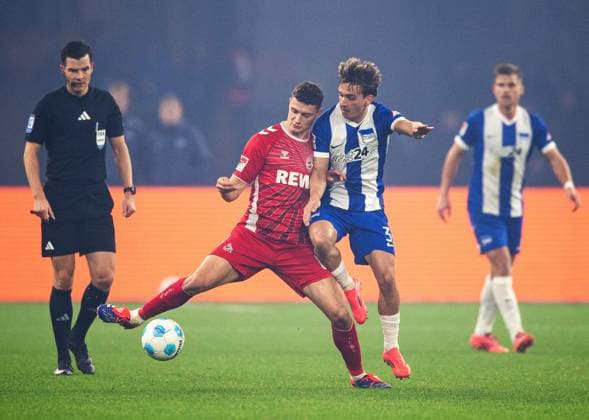 Soccer, Men, Season 2024 2025, 2 Bundesliga 11 Matchday , Hertha BSC 1 FC Köln, v l Eric Martel 1 FC Köln , Michal Karbownik Hertha BSC , 02 11 2024, Copyright: xSebastianxRäppold MatthiasxKochx