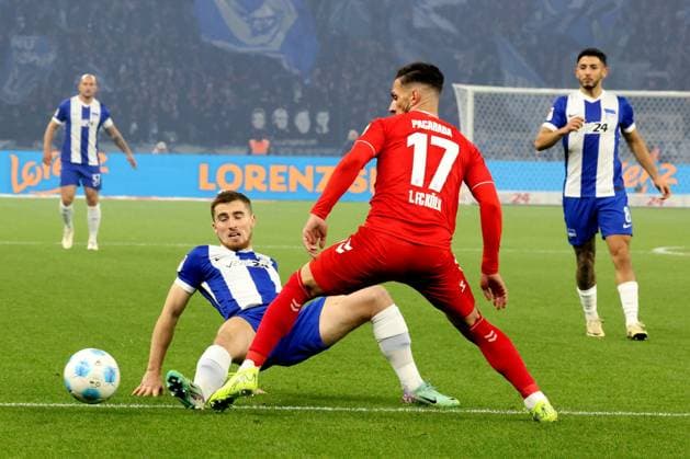 DEU, DFL, 2 FBL, Hertha BSC vs 1 FC Koeln, 02 11 2024, Berliner Olympiastadion, Berlin, DEU, DFL, 2 FBL, Hertha BSC vs 1 FC Koeln, im Bild Jonjoe Kenny Hertha BSC Berlin 16 , Leart Paqarada 1 FC Koeln 17 DFL regulations prohibit any use of Photographs as image sequences and or quasi video Foto Juergen Engler nordphoto GmbH nordphotoxGmbHx xEngler nph00076