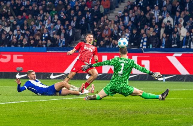 Soccer, Men, Season 2024 2025, 2 Bundesliga 11 Matchday , Hertha BSC 1 FC Köln, Tim Lemperle 1 FC Köln scores the goal to 0 1 against Marton Dardai Hertha BSC and goalkeeper Tjark Ernst Hertha BSC , 02 11 2024, Copyright: xSebastianxRäppold MatthiasxKochx