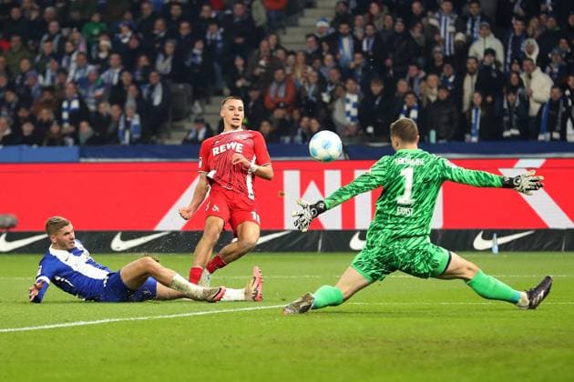 02 11 2024, xtgx, Fussball 2 Bundesliga, Hertha BSC Berlin 1 FC Köln emspor, v l Tim Lemperle 1 FC Köln, Koeln erzielt das Tor zum Scores the goal 0 1 Tjark Ernst Hertha BSC Berlin DFL DFB REGULATIONS PROHIBIT ANY USE OF PHOTOGRAPHS as IMAGE SEQUENCES and or QUASI VIDEO Berlin