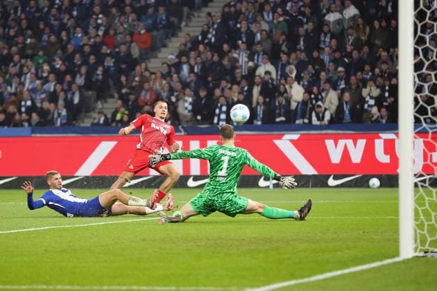 02 11 2024, xtgx, Fussball 2 Bundesliga, Hertha BSC Berlin 1 FC Köln emspor, v l Tim Lemperle 1 FC Köln, Koeln erzielt das Tor zum Scores the goal 0 1 Tjark Ernst Hertha BSC Berlin DFL DFB REGULATIONS PROHIBIT ANY USE OF PHOTOGRAPHS as IMAGE SEQUENCES and or QUASI VIDEO Berlin