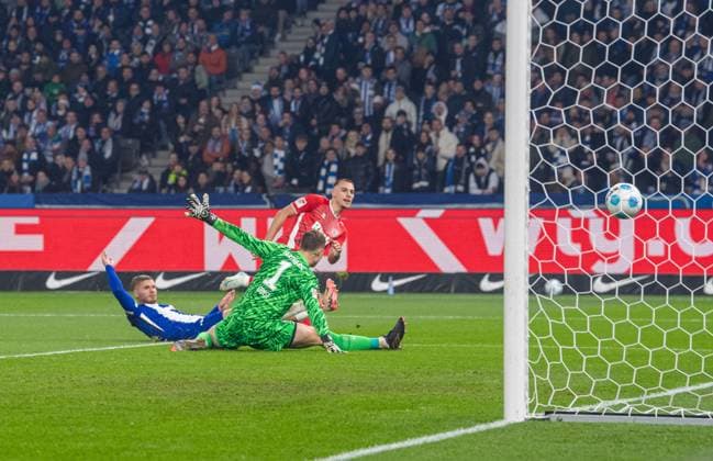 Soccer, Men, Season 2024 2025, 2 Bundesliga 11 Matchday , Hertha BSC 1 FC Köln, Tim Lemperle 1 FC Köln scores the goal to 0 1 against Marton Dardai Hertha BSC and goalkeeper Tjark Ernst Hertha BSC , 02 11 2024, Copyright: xSebastianxRäppold MatthiasxKochx