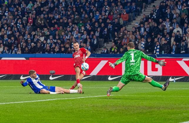 Soccer, Men, Season 2024 2025, 2 Bundesliga 11 Matchday , Hertha BSC 1 FC Köln, Tim Lemperle 1 FC Köln scores the goal to 0 1 against Marton Dardai Hertha BSC and goalkeeper Tjark Ernst Hertha BSC , 02 11 2024, Copyright: xSebastianxRäppold MatthiasxKochx