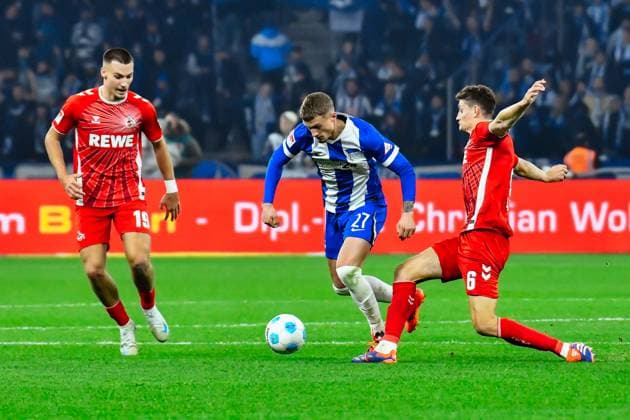 02 11 2024, xlakx, Soccer 2 Bundesliga, Hertha BSC Berlin 1 FC Köln emspor, v l Tim Lemperle 1 FC Köln 19 ,Michael Cuisance Hertha BSC 27 ,Eric Martel 1 FC Köln 6 ,Zweikampf, Duell, Kampf, tackle DFL DFB REGULATIONS PROHIBIT ANY USE OF PHOTOGRAPHS as IMAGE SEQUENCES and or QUASI VIDEO Daniel Lakomski Jan Huebner Berlin Daniel Lakomski