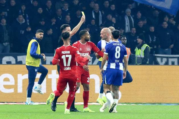 DEU, DFL, 2 FBL, Hertha BSC vs 1 FC Koeln, 02 11 2024, Berliner Olympiastadion, Berlin, DEU, DFL, 2 FBL, Hertha BSC vs 1 FC Koeln, im Bild gelbe Karte fuer Toni Leistner Hertha BSC Berlin 37 , Linton Maina 1 FC Koeln 37 , Schiedsrichter Harm Osmers DFL regulations prohibit any use of Photographs as image sequences and or quasi video Foto Juergen Engler nordphoto GmbH nordphotoxGmbHx xEngler nph00076