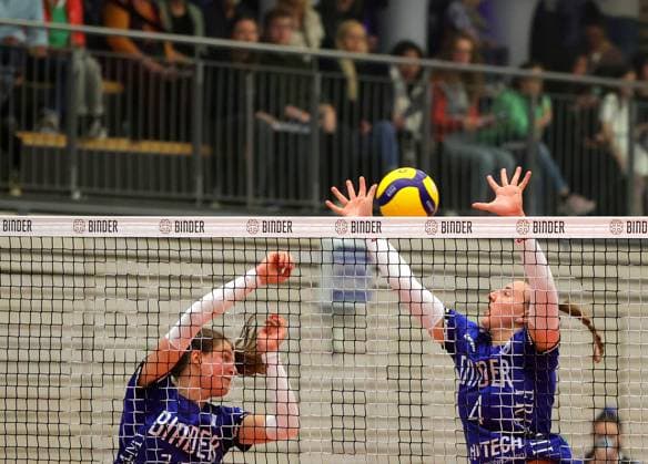 BAU 02 11 2024, Germany, Weissach, Volleyball 2 Bundesliga Women Pro, Binder Blaubären Flacht vs ESA Grimma Volleys, f l Frauke Neuhaus Flacht , Marie Christin Werner Flacht