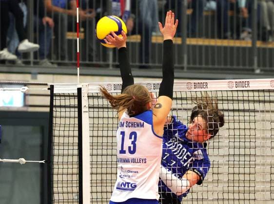 BAU 02 11 2024, Germany, Weissach, Volleyball 2 Bundesliga Women Pro, Binder Blaubären Flacht vs ESA Grimma Volleys, f l Kristin vom Schemm ESA , Frauke Neuhaus Flacht
