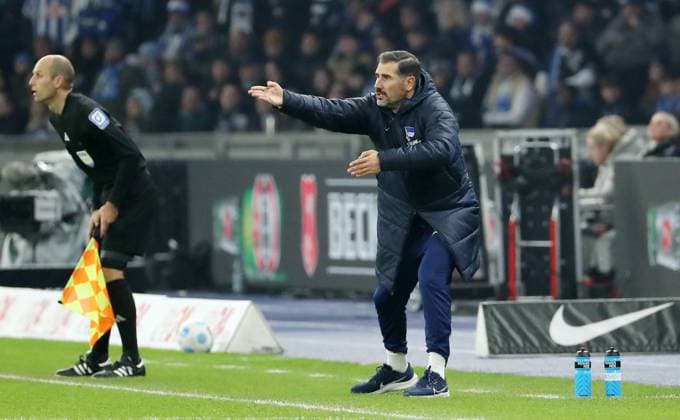 Coach Cristian Fiel pointing, gesticulating Single image Crop action Sport Soccer Football DFL 2 Bundesliga Men 11 Matchday Season 2024 2025 02 11 2024 Hertha BSC Berlin vs 1 FC Köln DFL regulations prohibit any use of photographs as image sequences and or quasi video