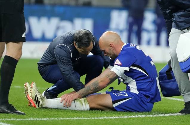 Toni Leistner injured injured Injury Sport Soccer Football DFL 2 Bundesliga Men 11 Matchday Season 2024 2025 02 11 2024 Hertha BSC Berlin vs 1 FC Köln DFL regulations prohibit any use of photographs as image sequences and or quasi video