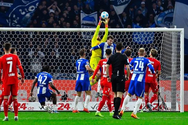 02 11 2024, xlakx, Fußball 2 Bundesliga, Hertha BSC Berlin 1 FC Köln emspor, v l Marvin Schwaebe,Pascal Klemens Hertha BSC 41 ,Zweikampf, Duell, Kampf, tackle DFL DFB REGULATIONS PROHIBIT ANY USE OF PHOTOGRAPHS as IMAGE SEQUENCES and or QUASI VIDEO Daniel Lakomski Jan Huebner Berlin Daniel Lakomski