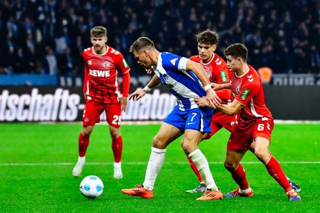 02 11 2024, xlakx, Fußball 2 Bundesliga, Hertha BSC Berlin 1 FC Köln emspor, v l Florian Niederlechner Hertha BSC 7 , Eric Martel 1 FC Köln 6 ,Zweikampf, Duell, Kampf, tackle DFL DFB REGULATIONS PROHIBIT ANY USE OF PHOTOGRAPHS as IMAGE SEQUENCES and or QUASI VIDEO Daniel Lakomski Jan Huebner Berlin Daniel Lakomski