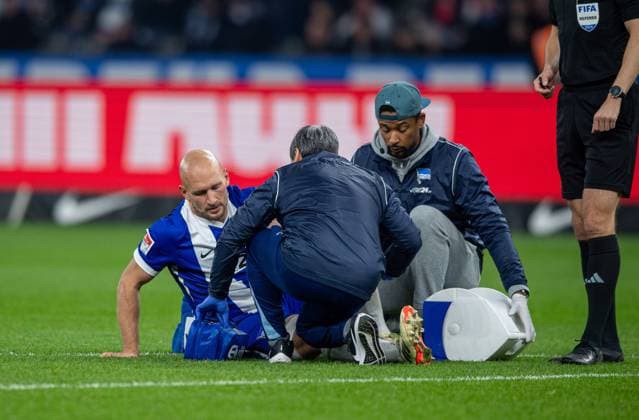 Soccer, Men, Season 2024 2025, 2 Bundesliga 11 Matchday , Hertha BSC 1 FC Köln, Toni Leistner Hertha BSC is treated, 02 11 2024, Copyright: xSebastianxRäppold MatthiasxKochx