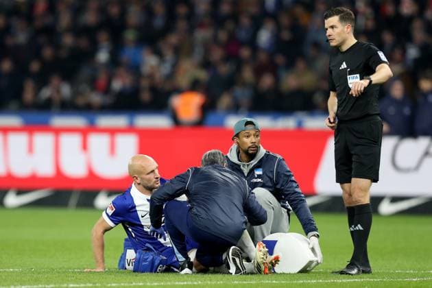 02 11 2024, xtgx, Soccer 2 Bundesliga, Hertha BSC Berlin 1 FC Köln emspor, v l Toni Leistner Hertha BSC Berlin injured, injury, pain, pain Referee Referee Harm Osmers Hannover DFL DFB REGULATIONS PROHIBIT ANY USE OF PHOTOGRAPHS as IMAGE SEQUENCES and or QUASI VIDEO Berlin