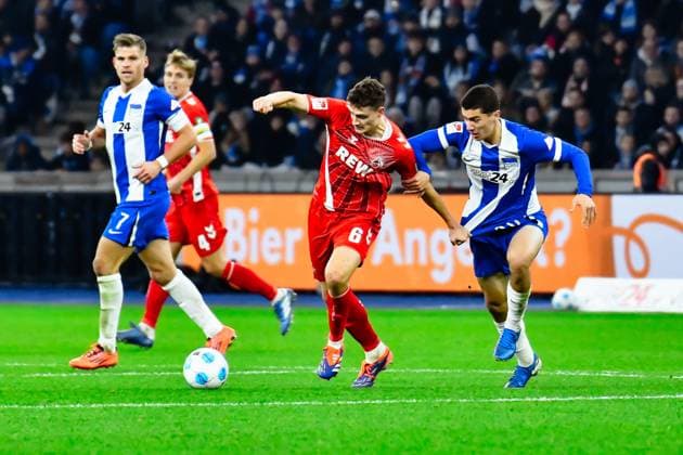 02 11 2024, xlakx, Fußball 2 Bundesliga, Hertha BSC Berlin 1 FC Köln emspor, v l Eric Martel 1 FC Köln 6 ,Ibrahim Maza Hertha BSC 10 ,Zweikampf, Duell, Kampf, tackle DFL DFB REGULATIONS PROHIBIT ANY USE OF PHOTOGRAPHS as IMAGE SEQUENCES and or QUASI VIDEO Daniel Lakomski Jan Huebner Berlin Daniel Lakomski