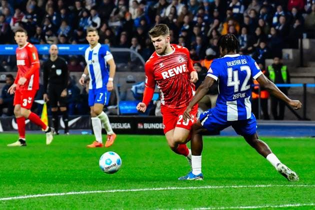 02 11 2024, xlakx, Fußball 2 Bundesliga, Hertha BSC Berlin 1 FC Köln emspor, v l Jan Thielmann 1 FC Köln 29 ,Deyovaisio Zeefuik Hertha BSC 42 ,Zweikampf, Duell, Kampf, tackle DFL DFB REGULATIONS PROHIBIT ANY USE OF PHOTOGRAPHS as IMAGE SEQUENCES and or QUASI VIDEO Daniel Lakomski Jan Huebner Berlin Daniel Lakomski