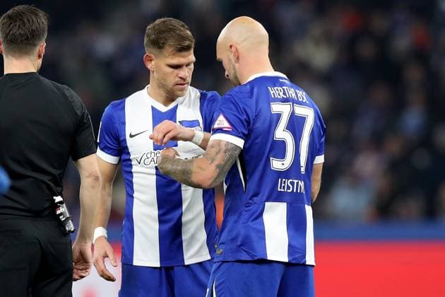 02 11 2024, xtgx, Football 2 Bundesliga, Hertha BSC Berlin 1 FC Köln emspor, v l Toni Leistner Hertha BSC Berlin injured, injury, pain, pain hands over the captains armband to Florian Niederlechner Hertha BSC Berlin DFL DFB REGULATIONS PROHIBIT ANY USE OF PHOTOGRAPHS as IMAGE SEQUENCES and or QUASI VIDEO Berlin