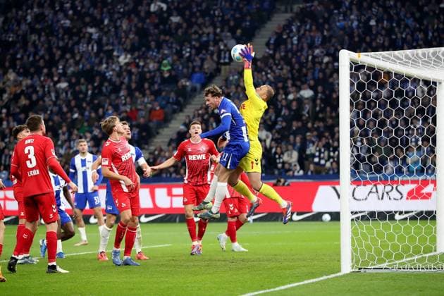 02 11 2024, xtgx, Fußball 2 Bundesliga, Hertha BSC Berlin 1 FC Köln emspor, v l Pascal Klemens Hertha BSC Berlin Marvin Schwäbe 1 FC Köln, Koeln Zweikampf, Aktion, action, battle for the ball DFL DFB REGULATIONS PROHIBIT ANY USE OF PHOTOGRAPHS as IMAGE SEQUENCES and or QUASI VIDEO Berlin