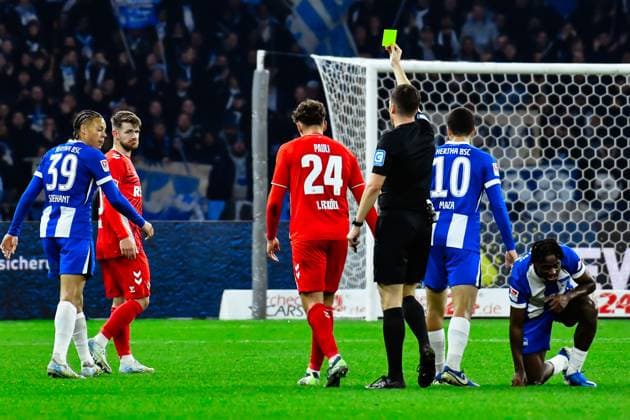 02 11 2024, xlakx, Fußball 2 Bundesliga, Hertha BSC Berlin 1 FC Köln emspor, v l Julian Pauli 1 FC Köln 24 ,erhält Gelbe Karte DFL DFB REGULATIONS PROHIBIT ANY USE OF PHOTOGRAPHS as IMAGE SEQUENCES and or QUASI VIDEO Daniel Lakomski Jan Huebner Berlin Daniel Lakomski