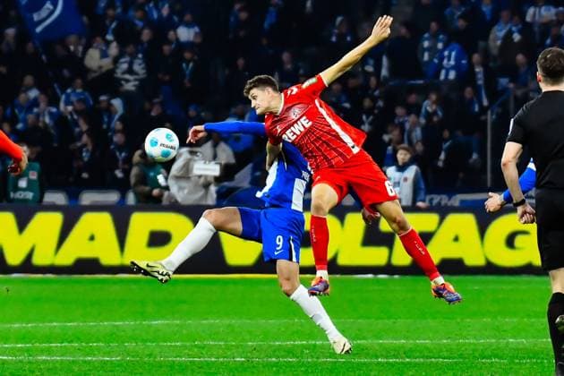 02 11 2024, xlakx, Soccer 2 Bundesliga, Hertha BSC Berlin 1 FC Köln emspor, v l Smail Prevljak Hertha BSC 9 ,Eric Martel 1 FC Köln 6 ,duel, duel, fight, tackle DFL DFB REGULATIONS PROHIBIT ANY USE OF PHOTOGRAPHS as IMAGE SEQUENCES and or QUASI VIDEO Daniel Lakomski Jan Huebner Berlin Daniel Lakomski
