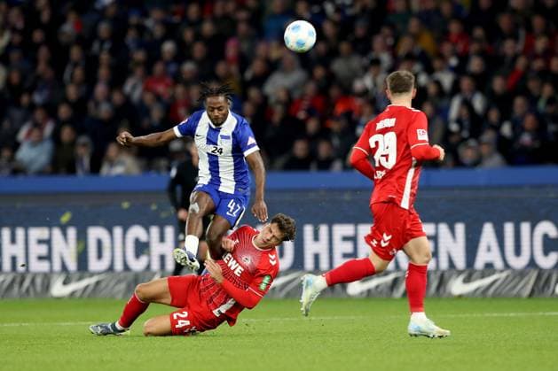 02 11 2024, xtgx, Fussball 2 Bundesliga, Hertha BSC Berlin 1 FC Köln emspor, v l Deyovaisio Zeefuik Hertha BSC Berlin Julian Pauli 1 FC Köln, Koeln Zweikampf, Aktion, action, battle for the ball DFL DFB REGULATIONS PROHIBIT ANY USE OF PHOTOGRAPHS as IMAGE SEQUENCES and or QUASI VIDEO Berlin