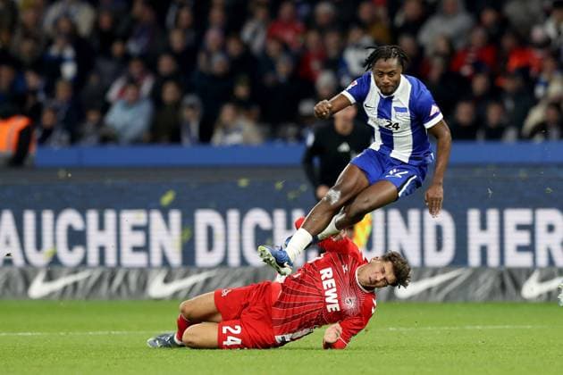 02 11 2024, xtgx, Fussball 2 Bundesliga, Hertha BSC Berlin 1 FC Köln emspor, v l Deyovaisio Zeefuik Hertha BSC Berlin Julian Pauli 1 FC Köln, Koeln Zweikampf, Aktion, action, battle for the ball DFL DFB REGULATIONS PROHIBIT ANY USE OF PHOTOGRAPHS as IMAGE SEQUENCES and or QUASI VIDEO Berlin