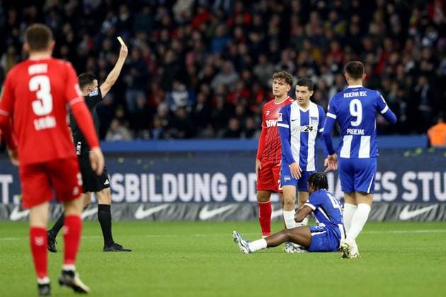 02 11 2024, xtgx, Soccer 2 Bundesliga, Hertha BSC Berlin 1 FC Köln emspor, v l Referee Referee Harm Osmers Hannover shows Julian Pauli 1 FC Köln, Koeln the yellow card Deyovaisio Zeefuik Hertha BSC Berlin DFL DFB REGULATIONS PROHIBIT ANY USE OF PHOTOGRAPHS as IMAGE SEQUENCES and or QUASI VIDEO Berlin