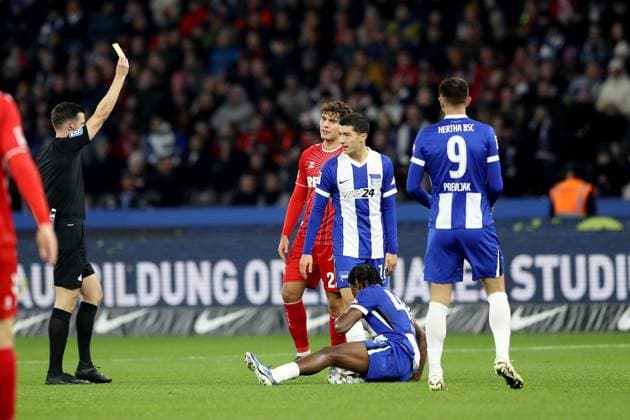 02 11 2024, xtgx, Soccer 2 Bundesliga, Hertha BSC Berlin 1 FC Köln emspor, v l Referee Referee Harm Osmers Hannover shows Julian Pauli 1 FC Köln, Koeln the yellow card Deyovaisio Zeefuik Hertha BSC Berlin DFL DFB REGULATIONS PROHIBIT ANY USE OF PHOTOGRAPHS as IMAGE SEQUENCES and or QUASI VIDEO Berlin