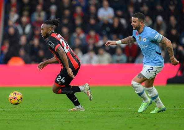 Bournemouth, England, Nov 2nd 2024: Bournemouth s Antoine Semenyo (left) under pressure from Manchester City s Kyle Walker (right) during the Premier League football match between Bournemouth and Manchester City at the Vitality Stadium in Bournemouth, England. (David Horton SPP) (David Horton SPP) Copyright: xDavidxHortonx xSPPx spp-en-DaHoSp-SPP_138_Bournemouth_v_Man_City