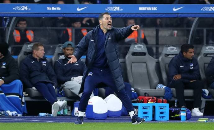 Coach Cristian Fiel pointing, gesticulating Single image Crop action Sport Soccer Football DFL 2 Bundesliga Men 11 Matchday Season 2024 2025 02 11 2024 Hertha BSC Berlin vs 1 FC Köln DFL regulations prohibit any use of photographs as image sequences and or quasi video