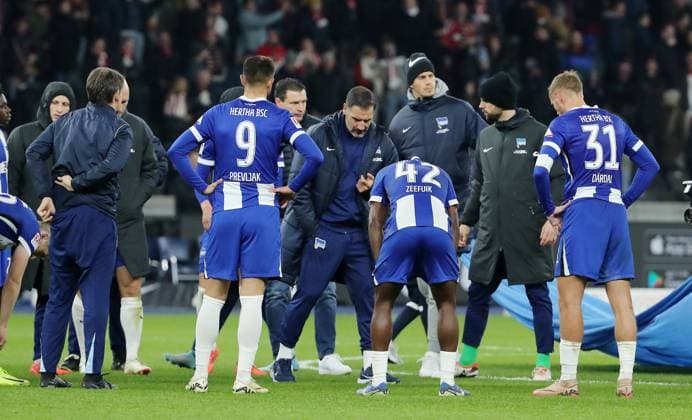 Coach Cristian Fiel talks to the team after the end of the game, disappointed after the end of the game Disappointment Sports Soccer Football DFL 2 Bundesliga Men 11 Matchday Season 2024 2025 02 11 2024 Hertha BSC Berlin vs 1 FC Köln DFL regulations prohibit any use of photographs as image sequences and or quasi video