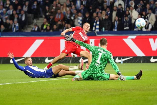 02 11 2024, xtgx, Fussball 2 Bundesliga, Hertha BSC Berlin 1 FC Köln emspor, v l Tim Lemperle 1 FC Köln, Koeln erzielt das Tor zum Scores the goal 0 1 Tjark Ernst Hertha BSC Berlin DFL DFB REGULATIONS PROHIBIT ANY USE OF PHOTOGRAPHS as IMAGE SEQUENCES and or QUASI VIDEO Berlin