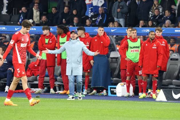 DEU, DFL, 2 FBL, Hertha BSC vs 1 FC Koeln, 02 11 2024, Berliner Olympiastadion, Berlin, DEU, DFL, 2 FBL, Hertha BSC vs 1 FC Koeln, im Bild Cheftrainer GERHARD STRUBER 1 FC Koeln , Koelner Spielerkreis DFL regulations prohibit any use of Photographs as image sequences and or quasi video Foto Juergen Engler nordphoto GmbH nordphotoxGmbHx xEngler nph00076