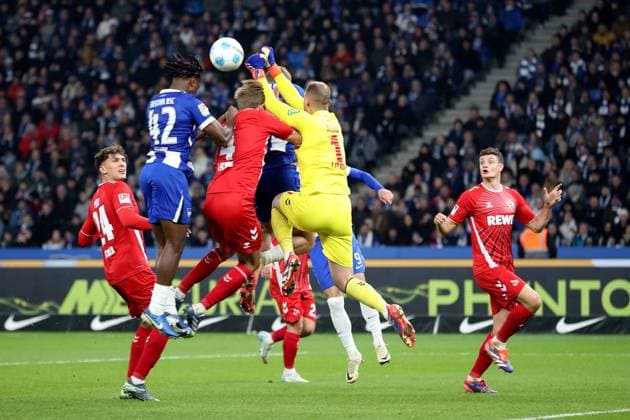 02 11 2024, xtgx, Fussball 2 Bundesliga, Hertha BSC Berlin 1 FC Köln emspor, v l Deyovaisio Zeefuik Hertha BSC Berlin Timo Huebers Hübers 1 FC Köln, Koeln Marvin Schwäbe 1 FC Köln, Koeln Zweikampf, Aktion, action, battle for the ball DFL DFB REGULATIONS PROHIBIT ANY USE OF PHOTOGRAPHS as IMAGE SEQUENCES and or QUASI VIDEO Berlin