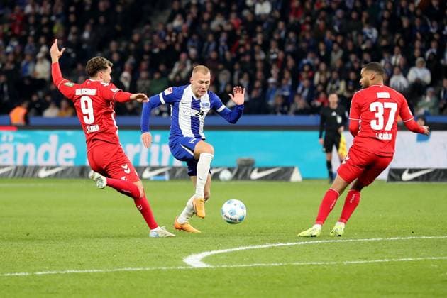 02 11 2024, xtgx, Soccer 2 Bundesliga, Hertha BSC Berlin 1 FC Köln emspor, v l Luca Waldschmidt 1 FC Köln, Koeln Jon Dagur Thorsteinsson Hertha BSC Berlin Linton Maina 1 FC Köln, Koeln Zweikampf, Aktion, action, battle for the ball DFL DFB REGULATIONS PROHIBIT ANY USE OF PHOTOGRAPHS as IMAGE SEQUENCES and or QUASI VIDEO Berlin