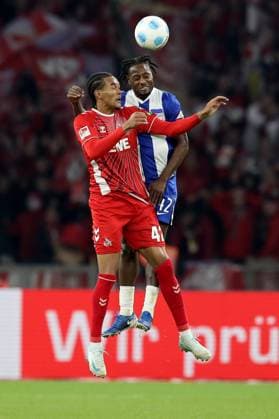 02 11 2024, xtgx, Fussball 2 Bundesliga, Hertha BSC Berlin 1 FC Köln emspor, v l Damion Downs 1 FC Köln, Koeln Deyovaisio Zeefuik Hertha BSC Berlin Zweikampf, Aktion, action, battle for the ball DFL DFB REGULATIONS PROHIBIT ANY USE OF PHOTOGRAPHS as IMAGE SEQUENCES and or QUASI VIDEO Berlin